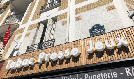 Attirer de nouveaux clients à l’aide d’une enseigne visible dans la rue à Paris. PRAZDO