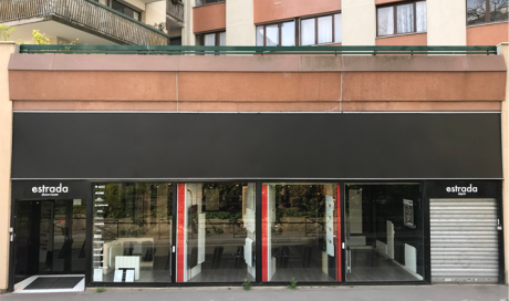 Pose de lettrage blanc au niveau des portes, et adhésivage en noir de leur façade.