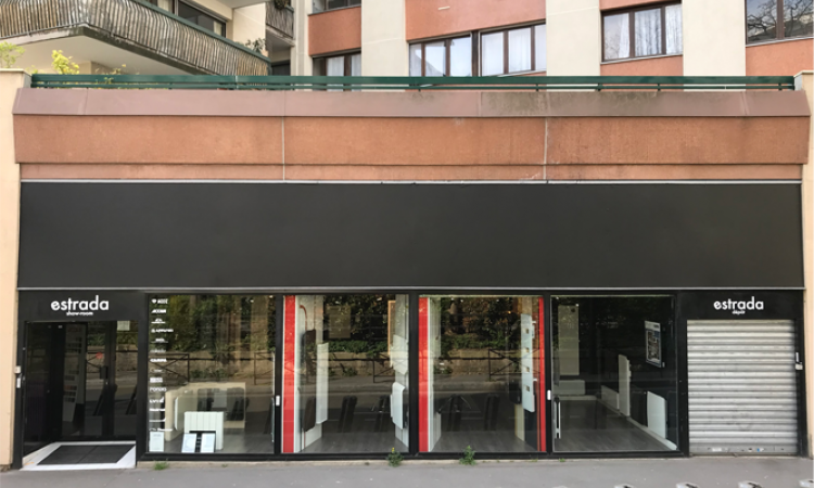 Pose de lettrage blanc au niveau des portes, et adhésivage en noir de leur façade.