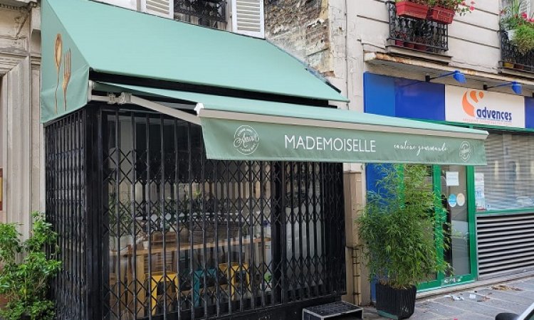 Installation de store motorisé pour un commerce à Paris - PRAZDO